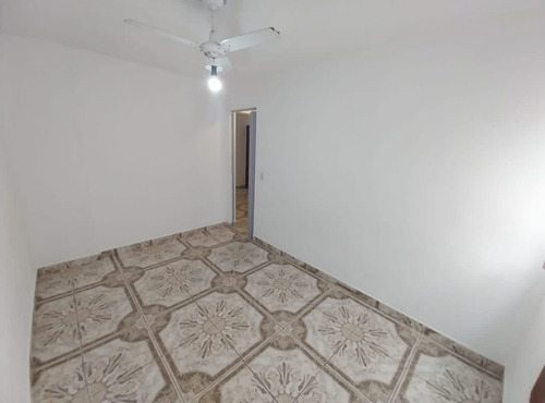 Apartamento Com 2 Quartos Sala,ampla Cozinha E Um Banheiro.