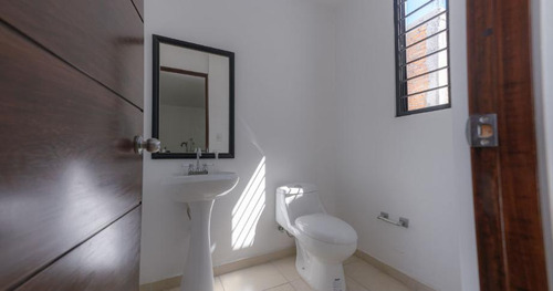 Exclusiva Residencia En Condominio Cerrada De La Fe, Aguascalientes