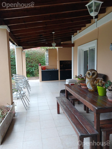 Casa En Venta En Barrio Los Jazmines Con Piscina