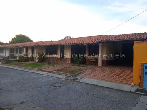 Maribel Morillo & Naudy Escalona, Vende Casa  En Urbanismo Privado Con Vigilancia En Villas Tabure Cabudare  Lara, Venezuela.  5 Dormitorios  4 Baños  250 M² 
