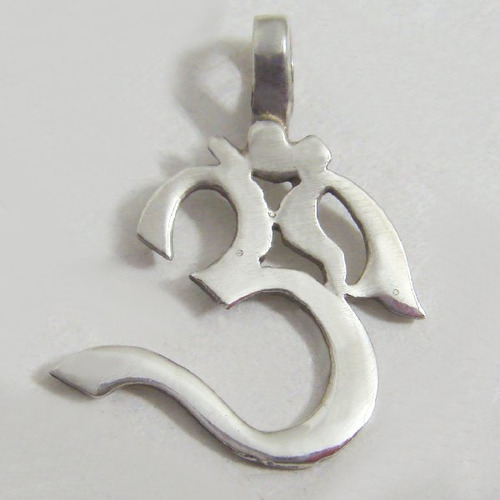 Colgante En Plata Motivo Mantra Tibetano  Om  (p1576)