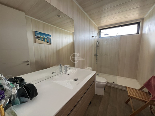 Casa En Venta De 2d + 2b. En Marbella Piscina Y Quincho