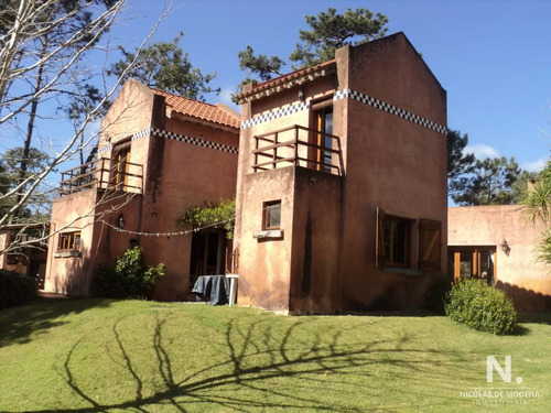 Casa En Venta De 3 Dormitorios.