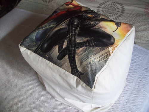 Imagen 1 de 9 de Puff Almohadon Vinilico Cuadrado Del Hombre Araña