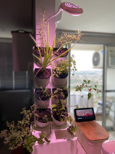 Horta Vertical Inteligente Autoirrigável Com Iluminação Led