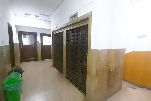 Oficina Al Frente En Muy Buen Estado | Edificio De Categoría