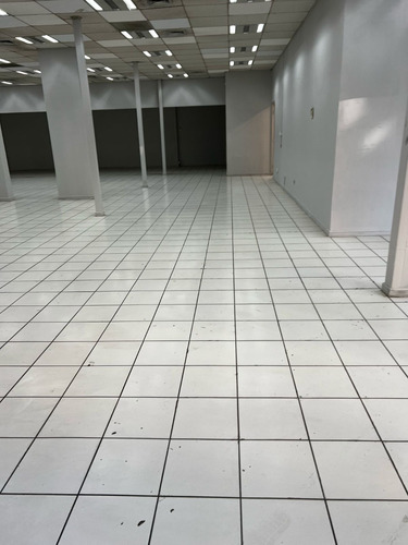 ¡amplio Local En Renta, Ubicación Premium!