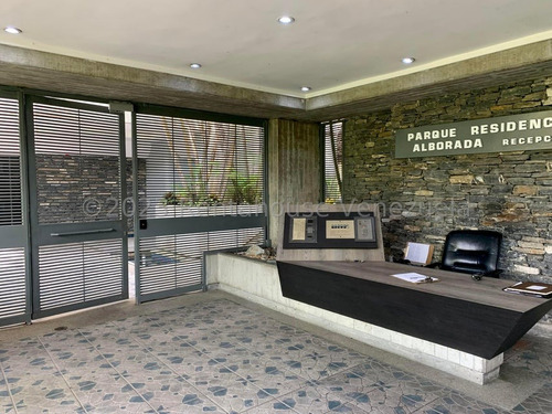 Urb. La Trinidad, Sector Sorocaima, Cerca Centro Médico Docente La Trinidad !! Excelente Apartamento, Con O Sin Muebles, 184 M2, 3 Hab., 3 Baños, 2 Pe. Condominio Tipo Resort. Inmejorable Ubicación !!