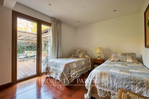 Casa Chilena En Sector Residencial, Cercana A Cole...