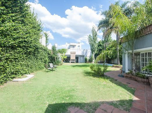 Casa De 5 Ambientes Con Pileta Y Jardín - Haedo