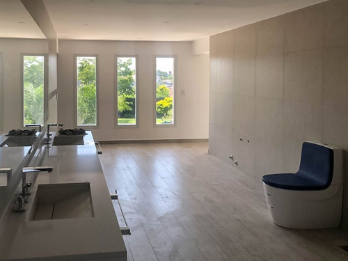 Venta De Moderna Propiedad, En Barrio Privado Jorge Newbery