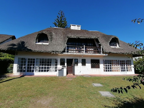 Casa De 5 Dormitorios En Pinares, Punta Del Este- Ref: 2705