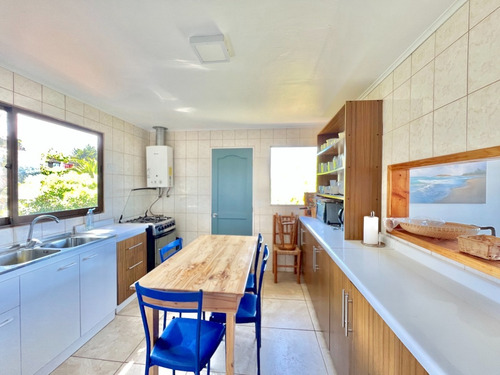 Venta De Interesante Casa A Pasos De Todo, Cachagua