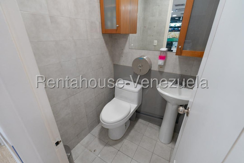 Hermosa Oficina En Venta - Urb. El Rosal.