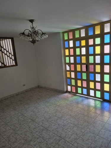 Imagen 8 de 12 de En Venta Quinta Urb. Andres Bello Maracay 580 Mts.