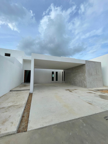 Casa En Venta En Dzityá Mérida, De Dos Plantas Con 4 Habitaciones Y Alberca