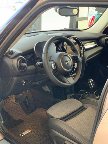 Imagen 7 de 10 de Mini Cooper Classic 2022 1.5 F55 Pepper 136cv
