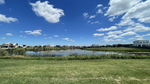 Terreno En Venta En El Naudir | Lote Al Lago | Gran Espejo De Agua Y Lateral Al Verde