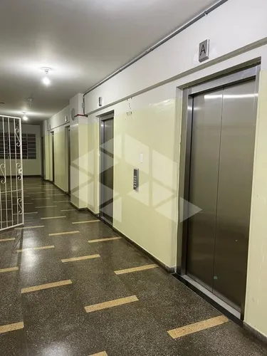 Vende-se Excelente Sala Comercial, Ampla, Com 47m², Banheiro, Piso Parquet Com Sinteko, Ensolarada.