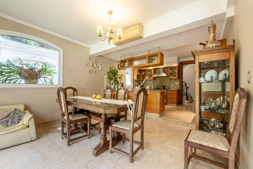 Venta Casa De 8 Ambientes Con Pileta , Jardín Y Parrilla - San Isidro