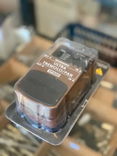 ギター BEHRINGER ULTRA TREMOLO/PAN TP300 Pedal de guitarra Behringer Tp300+ Ultra Tremolo/Pan cor marrom
