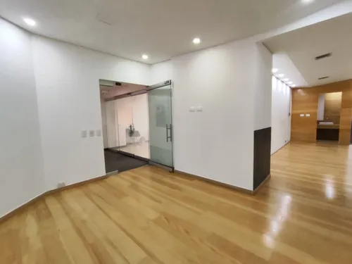 Oficina En Arriendo/venta En El Poblado. Cod V16906