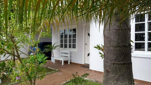 Casa 03 Dormitórios Sendo 01 Suíte No Bairro Carianos Em Florianópolis - 4029