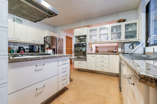 Casa En Venta De 6 Dorm. En Lo Barnechea