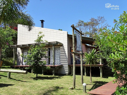 Imagen 2 de 27 de En Venta - Complejo De 7 Casas Con Piscina En Punta Del Diablo