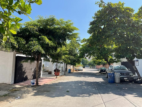 Land With Excellent Location In Manzanillo, Just One Block From The Beach.