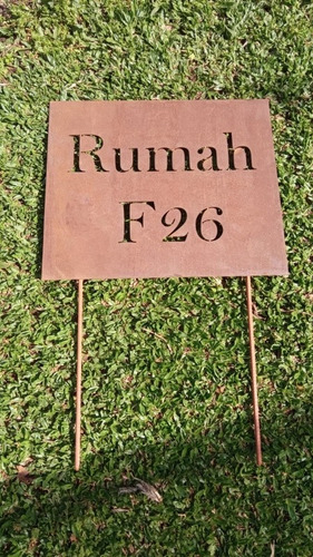 Placa Em Aço Corten Com Números Vazados - Vertical