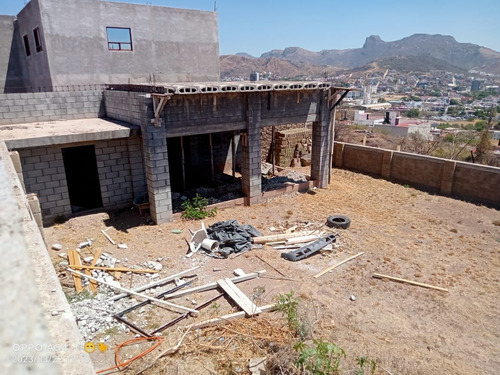 Terreno En Venta Con Construcción En Obra Negra Y Muy Cercan