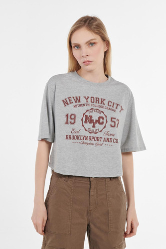 Camiseta Crop Top Gris Clara Oversize Con Diseño College Roj