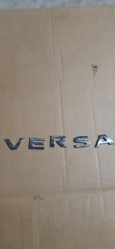 Emblema Letras De Cajuela De Versa (Usado)