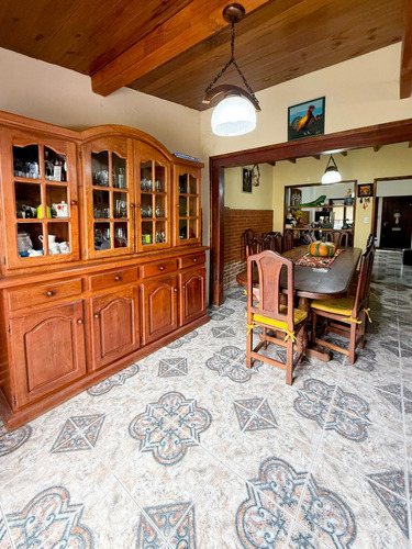 Venta Chalet 4 Ambientes, 3 Dormitorios, Garage, Quincho, Parque, Barrio La Florida