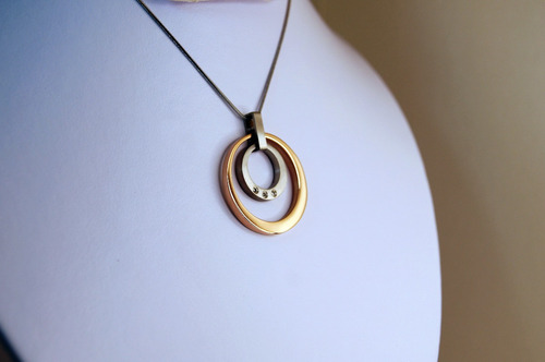 Collar Dije Aros De Titanio Con 3 Piedras Zirconia