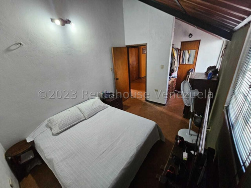 Bella Casa Tipo Chalet Holandés En Venta San Antonio De Los Altos 24-9993 Edf