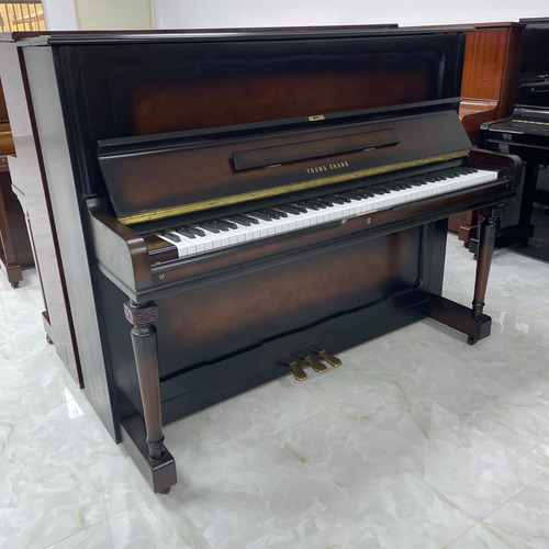 Piano Vertical Marca Young Chang Modelo U121 Color Zumburst Marrón Oscuro (Usado)