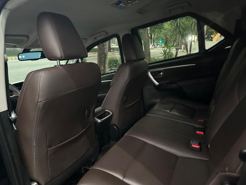 Toyota Hilux SW4 2.8 SRX 4X4 7 LUGARES 16V TURBO INTERCOOLER DIESEL 4P AUTOMÁTICO
