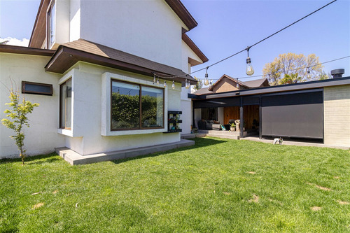 Casa En Venta De 5 Dorm En Suit. En Lo Barnechea!!