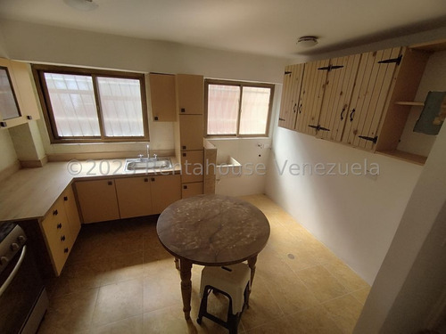 Apartamento En Venta Isfruta De Amplia Sala-comedor Y Una Construcción Ymp Excelente Calidad Con Estándares Superiores. Estratégicamente Ubicado. Prebo I Valencia 24-12251