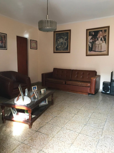 Imagen 3 de 14 de Warnes 1914, Lanus - Casa De Dos Drms Distribuida Todo En Pb