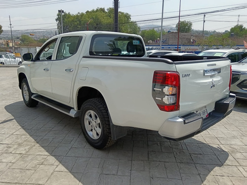 Mitsubishi L200 2.4 Cabina Doble 4x2 Mt