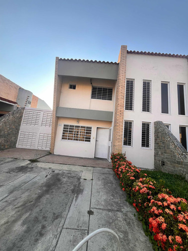 Townhouse Amoblado En Alquiler Res Casas De Campo Polvero Ec