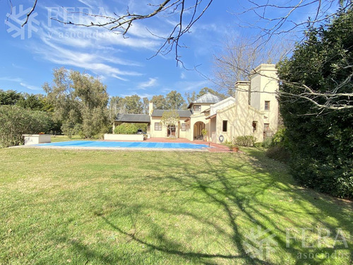 Imagen 6 de 17 de Venta De Casa De 3 Ambientes Con Jardin, Quincho Con Parrilla Y Piscina En Campos De Roca I (27609)