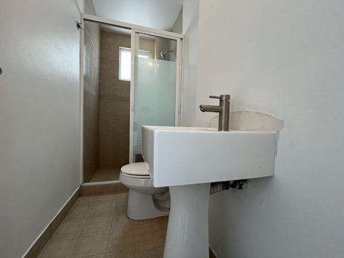 Casa En Privada, Ubicada A Un Costado Del Outlet De Punta Norte.