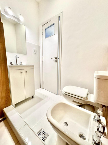 Departamento En Venta, 2 Ambientes A La Calle. Zona Centro