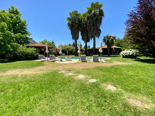 Amplia Casa Con Jardín Formado En Condominio Consolidado