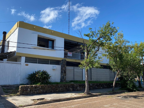 Dueño Vende - Casa De Alto, Excelente Ubicación En Avda. Barbieri Y Rpca. Argentina En Doble Avenida. Super Ilunimada Y Ventilación Directa En Todos Los Ambientes