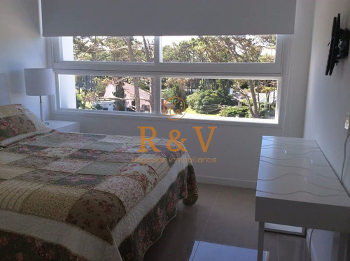 Imagen 25 de 30 de Venta Y Alquiler De Moderno Departamento De Tres Dormitorios Más Dependencia A Pasos De Playa Brava
